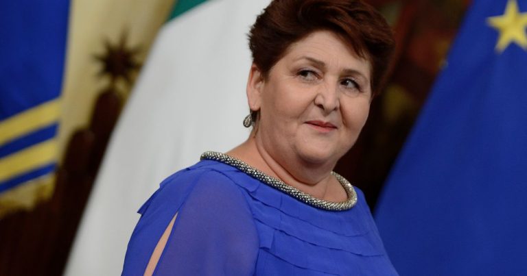 Sanatoria per gli immigrati, nuova grave spaccatura del governo: la ministra Bellonava minaccia le dimissioni