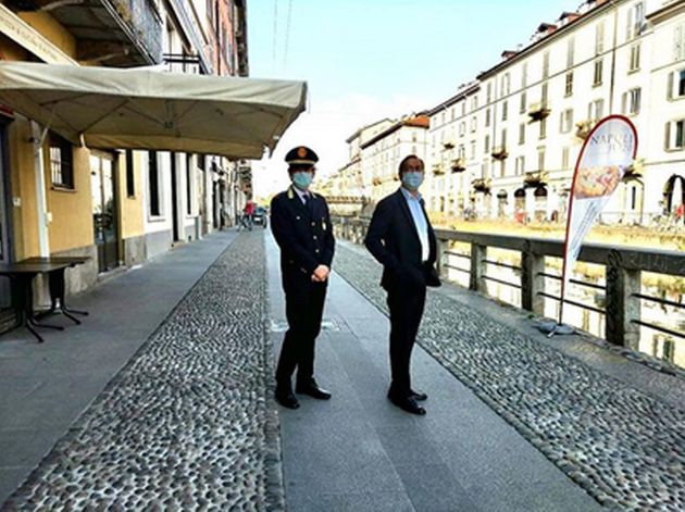 Fase 2, a Milano i Navigli tornano ‘sotto controllo’ grazie alla presenza della polizia. Il sindaco Sala: “Ora va meglio”