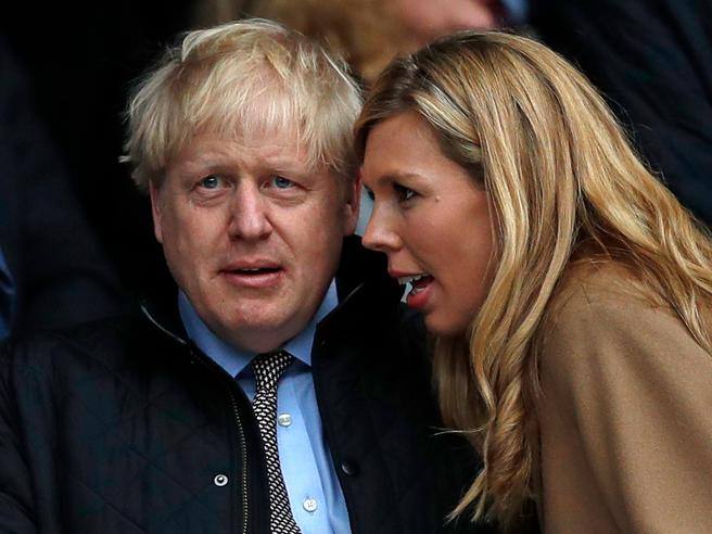 Gran Bretagna, il premier Boris Johnson racconta la sua malattia: “Mi hanno dato una maschera per il viso e ho ricevuto litri e litri di ossigeno. È stato un momento difficile, non lo nego”