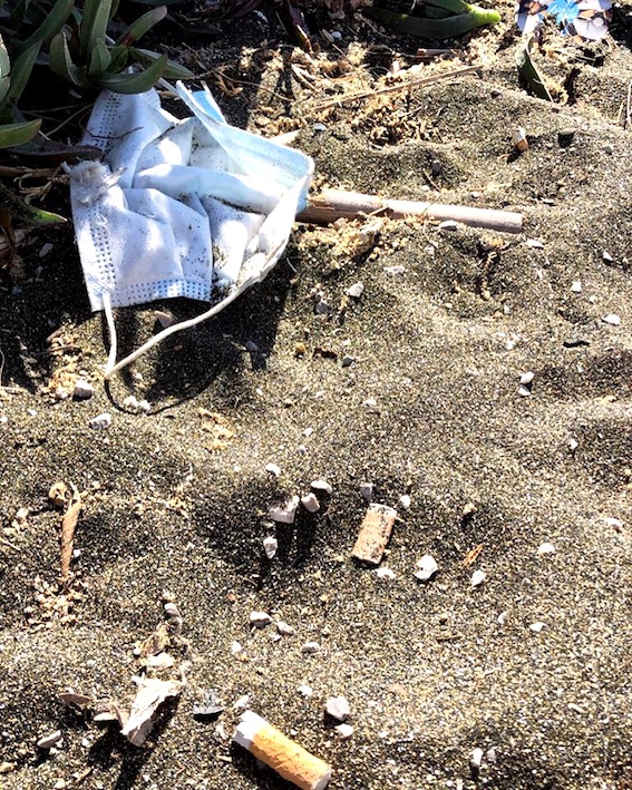 Mascherine abbandonate sulla spiaggia, la rabbia di Roberto D’Amico: “Vergogna”