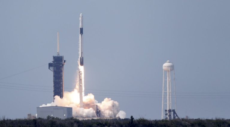 Usa, riuscito il lancio da Cape Canaveral dello Space X di Elon Musk