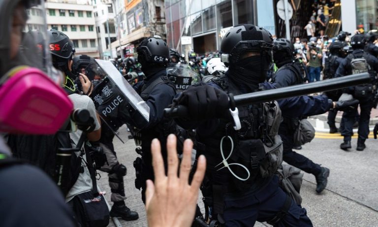 Hong Kong, non si placa la protesta dei giovani contro Pechino: in manette almeno 180 persone