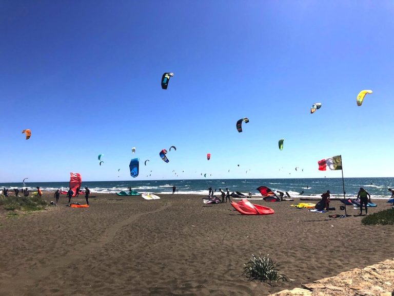 Ladispoli, kitesurfers ‘sconfinano’ a Fiumicino. Arrivano le forze dell’ordine