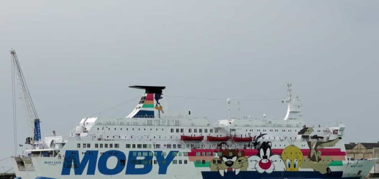 Porto Empedocle (Agrigento), tunisino si getta in mare e muore affogato