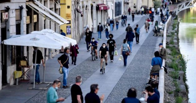 Fase 2, Milano: polemiche sui social per le troppe persone in giro ai Navigli