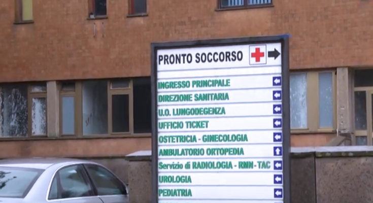Cetraro (Cosenza), un uomo con il volto coperto ha seminato il panico con un bastone nel pronto soccorso dell’ospedale