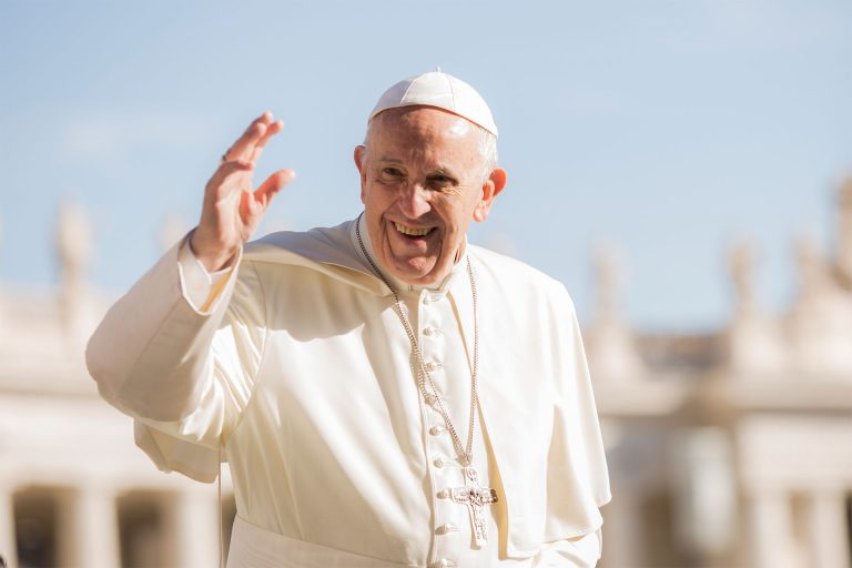 Coronavirus, appello di Papa Francesco: “L’accesso alle cure sia garantito a tutti”