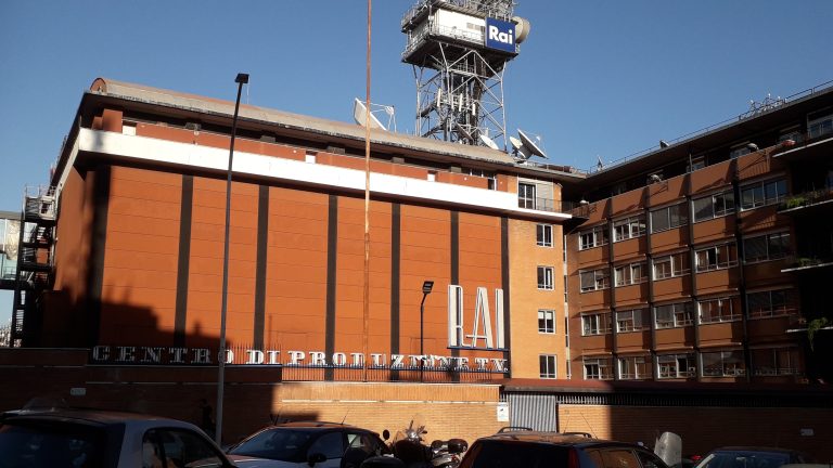 Roma, la Digos è arrivata alla redazione di “Report” in via Teulada per acquisire il girato dell’inchiesta “Il virus nero” di Giorgio Mottola