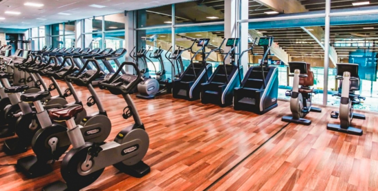 Fase 2, per la riapertura delle palestre ecco il protocollo per la sicurezza: sistema di sanificazione ad ogni cambio turno e una costante pulizia degli spazi e Utilizzo dei dispositivi di prevenzione del contagio (mascherine chirurgiche, guanti monouso)