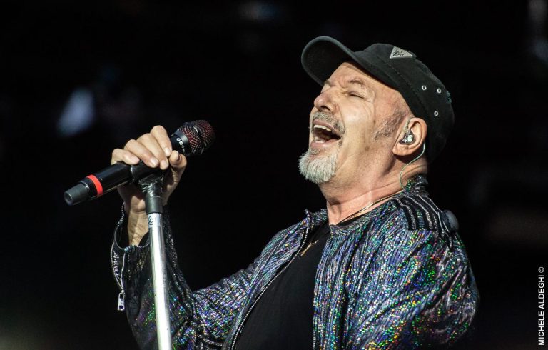 Musica, Vasco Rossi sposta di un anno i concerti: il tour partirà a giugno 2021