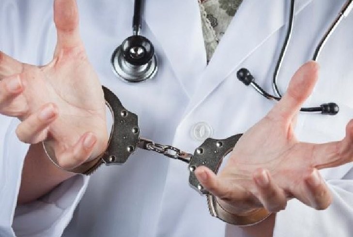 Catania, i carabinieri arrestano sei medici: avevano consentito la pensione d’indennità a persone che non ne avevano diritto