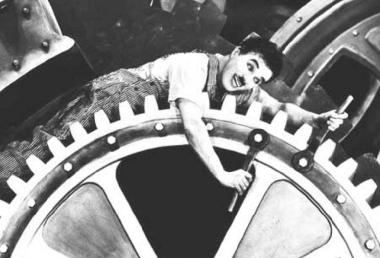 Cinema: “Tempi moderni” di Charlie Chaplin, l’invettiva poetica contro lo sfruttamento degli esseri umani