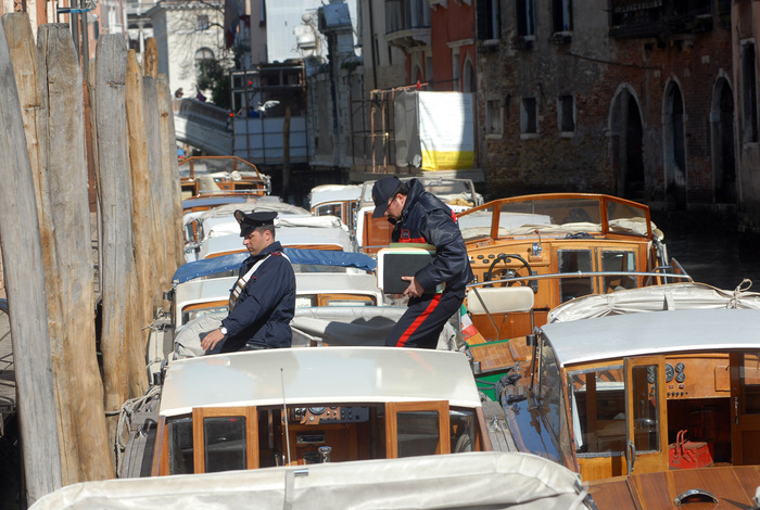 Venezia, assembramento in barca sul Canal Grande: scattano le multe da parte dei carabinieri