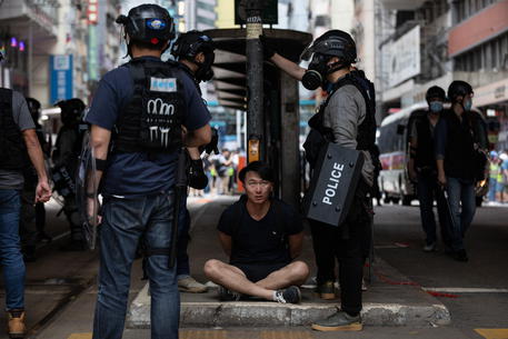 Hong Kong, 16 persone arrestate per le proteste contro la Cina