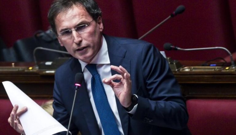 Fase 2, il ministro Boccia ‘tuona’ contro il passaporto sanitario: “E’ contro la Costituzione”