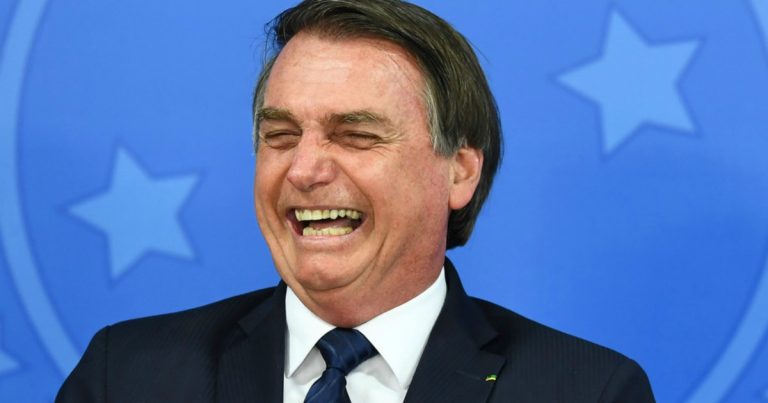Coronavirus, il discutibile comportamento del presidente Bolsonaro: “Oggi grigliata nel Palazzo dell’Alvorada per 3mila persone”