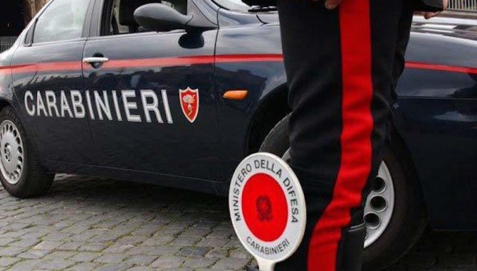 Napoli, ha aggredito con un coltello il compagno della sua ex moglie: arrestato 32enne