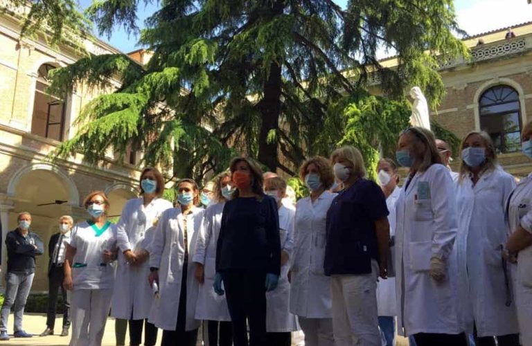 Coronavirus, parla la presidente del Senato Casellati: “Sono qui per dire il grazie mio e degli italiani a tutti i medici e a tutto il personale sanitario per il grande coraggio e il grande sacrificio”