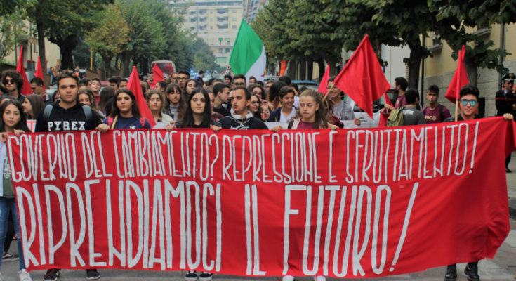 Cosenza, manifestazione degli studenti: “Bocciamo il ministro”