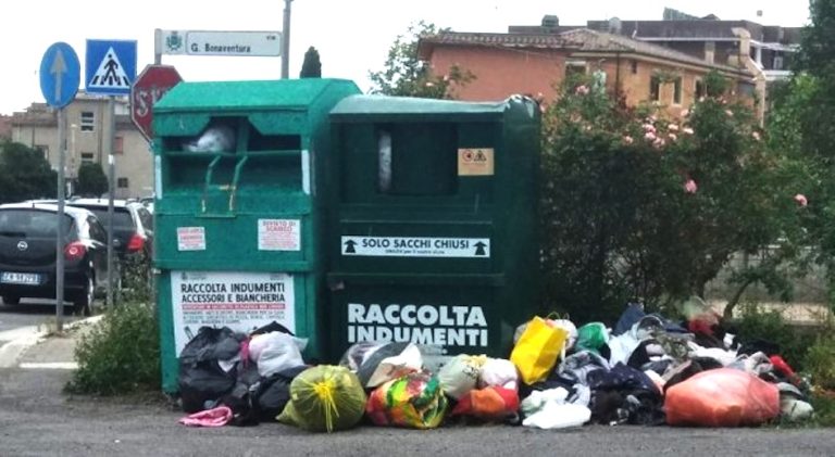 Oltre al degrado arrivano anche i rifiuti