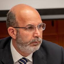 Emergenza coronavirus, parla Vito Crimi (M5S): “Commissariare la sanità lombarda? Non è questo il momento di parlarne”