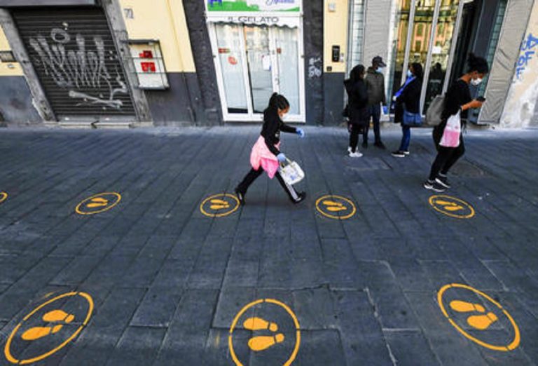 Fase 2, a Roma si cerca di mantenere le distanze su bus e metro