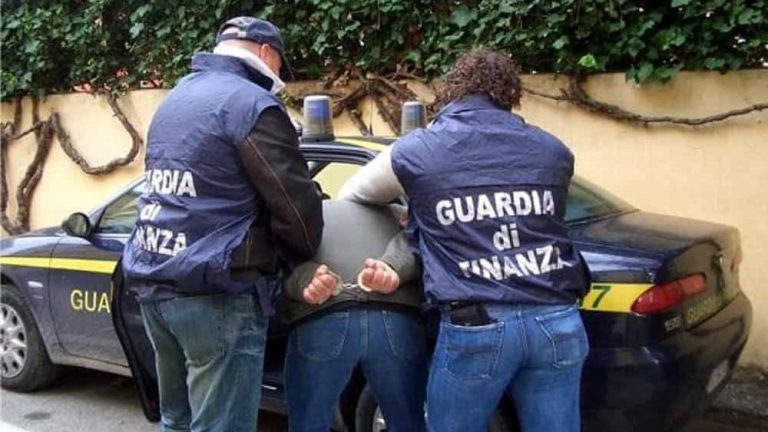 Catania, sgominati dalla Finanza due gang di trafficanti di droga: 10 persone in manette