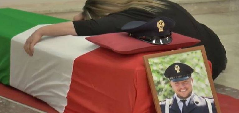 Napoli, si sono svolti i funerali dell’agente di polizia Pasquale Apicella, ucciso mentre stava tentabdo di fermare una banda di rapinatori