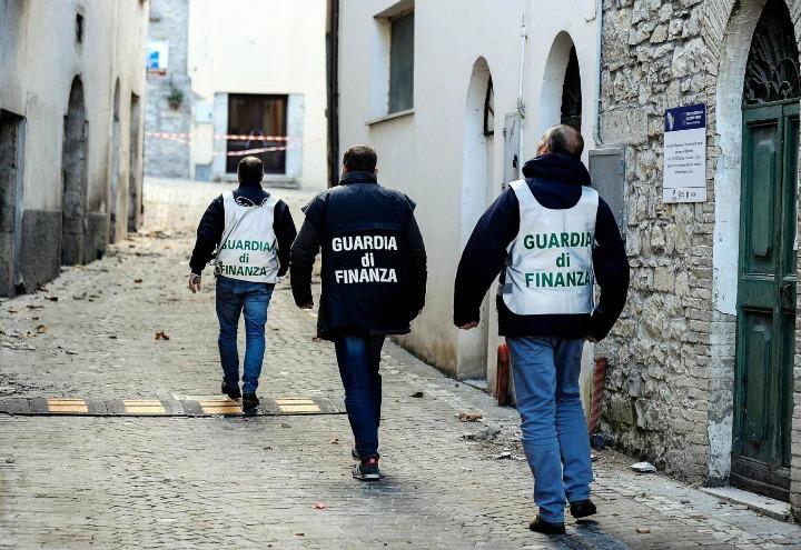 Reggio Calabria, blitz della Finanza: coinvolti 11 funzionari con l’accusa di favorire appalti per lo cosche