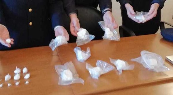 Toscana, bloccati dalla Finanza tre corrieri con 100 ovuli di cocaina: denunciate altre 13 persone