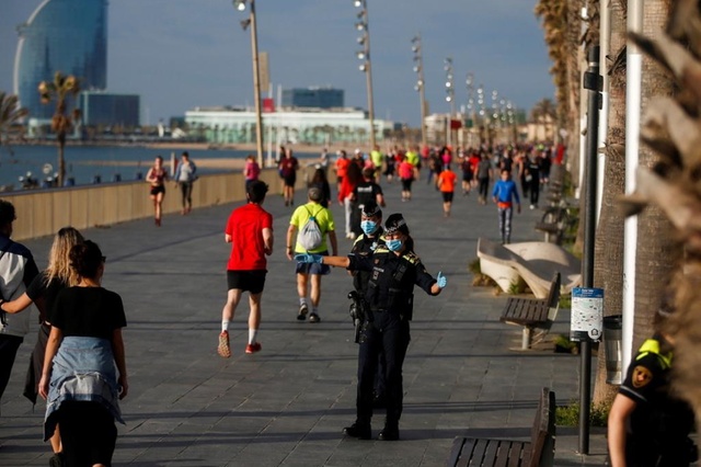 Coronavirus, primo giorno di passeggiate, jogging e giri in bicicletta in Spagna