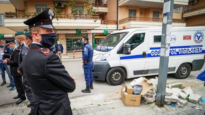 Aversa (Caserta), rapina in una banca: un sovrintendente della Polizia Ferroviaria e una guardia giurata sono rimasti feriti nel conflitto a fuoco