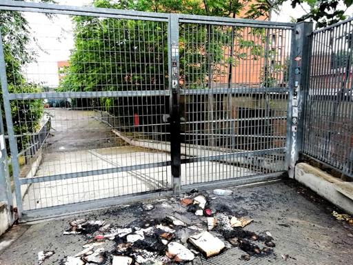 Bologna, dati alle fiamme decine di libri davanti al centro sociale Tpo