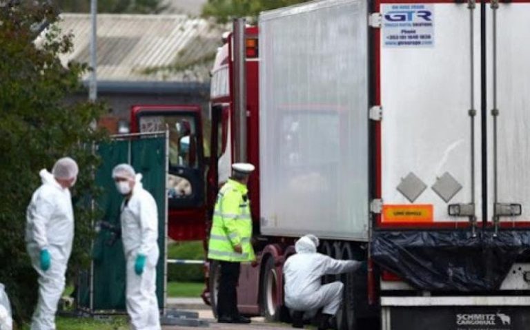 Belgio, arrestate 13 persone nell’indagine sulla morte di 39 migranti vietnamiti rinchiusi in un camion frigo lo scorso ottobre