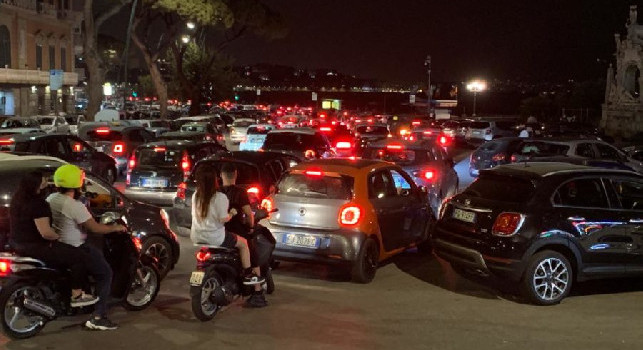 Napoli, movida ‘scatenata’ sul lungomare durante la notte con assembramenti, bivacchi e schiamazzi