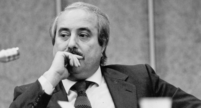 Giovanni Falcone, il magistrato che portò alla sbarra Cosa nostra