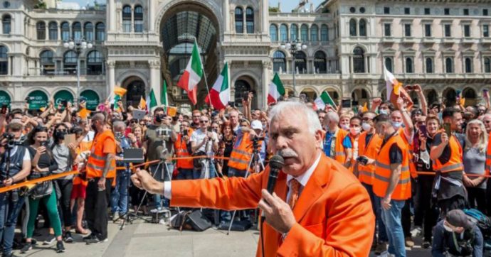Milano: denunciato Antonio Pappalardo, il leader dei gilet arancioni. Ha violato le disposizioni contro gli assembramenti e l’obbligo di indossare le mascherine