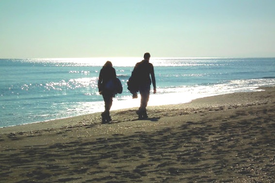 Riapre la spiaggia ma vietato fare il bagno e praticare sport in acqua