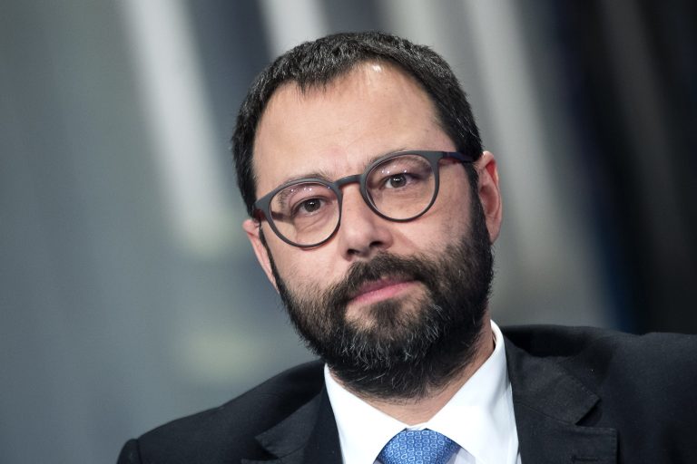 Fase 2, il ministro Patuanelli puntualizza: “Le imprese che rispettano il protocollo e consentono ai lavoratori di lavorare in sicurezza non possono rispondere di contagi che non possono essere dimostrati come avvenuti all’interno dell’azienda”