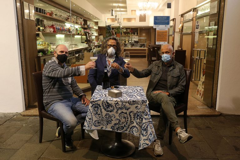 Fase 2, da lunedì 18 prime prove di “ritorno alla normalità” per bar, ristoranti, parrucchieri e spostamenti