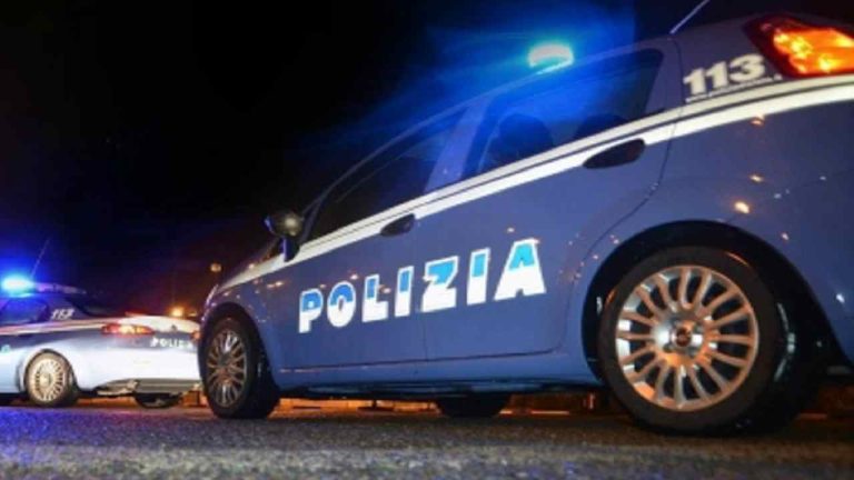 Roma, un uomo barricato in casa a Montesacro aggredisce gli agenti