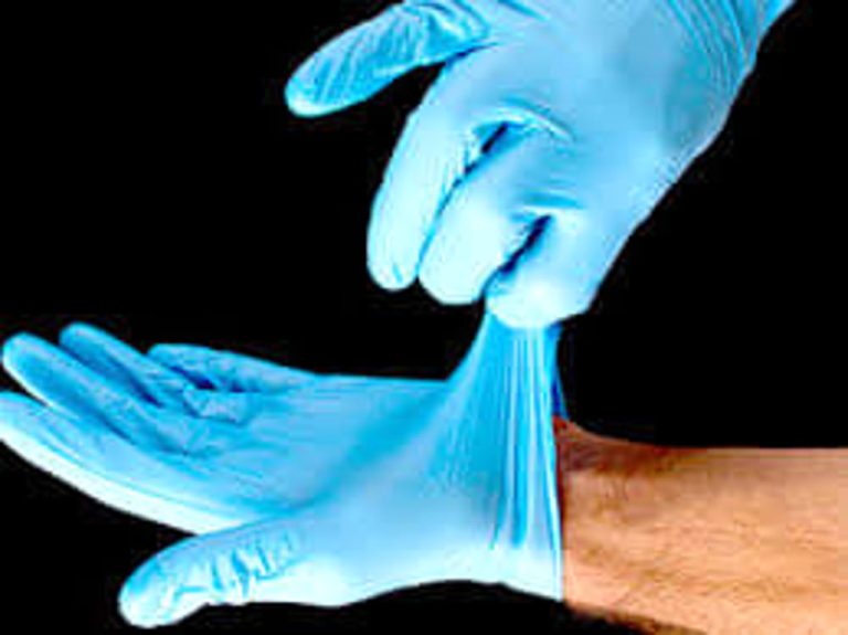 Coronavirus, l’allarme di Federfarma: “Nono solo le mascherine, anche i guanti sono introvabili”