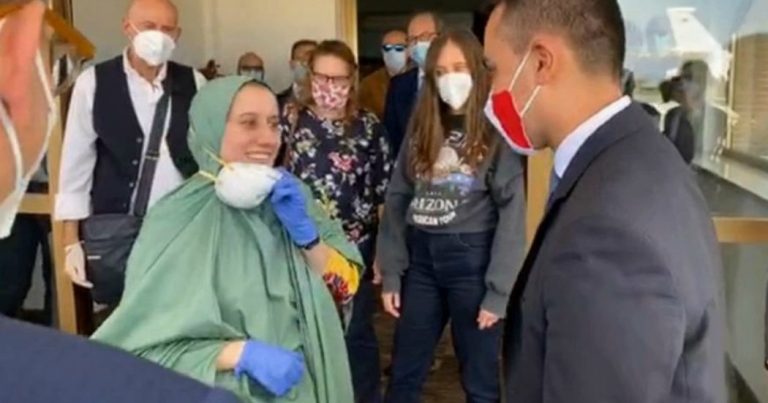 Aeroporto di Ciampino, la cooperante Silvia Romano con un vestito islamico è tornata in Italia accolta dal premier Conte e dal ministro Di Maio