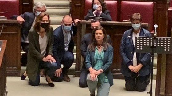 Laura Boldrini si è inginocchiata alla Camera per ricordare il martirio di George Floyd