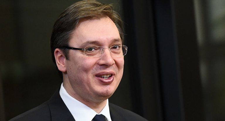 Serbia, polemiche per una foto del figlio del presidente Vucic in compagnia di amico vicino agli ambienti criminali