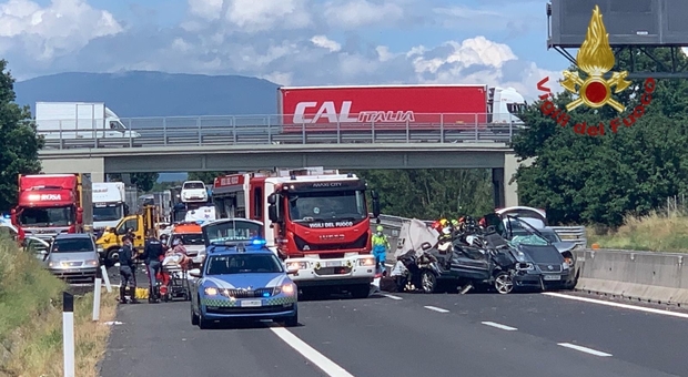 Tragico incidente stradale sull’autostrada A1 in provincia di Arezzo: quattro vittime tra cui due bambini