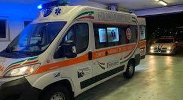 Roma, auto si schianta contro un muro al Tuscolano: morto un ventenne