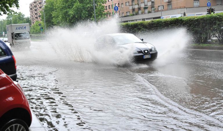 Lombardia, violento nubifragio provoca allagamenti nel milanese e nel bergamasco