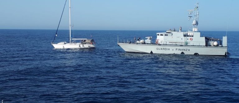 Migranti, intercettata dalla Finanza una barca a vela con 59 persone di nazionalità pakistana a largo di Crotone