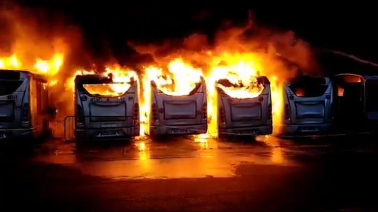 Roma, incendio nel deposito Atac alla Magliana: distrutti dalle fiamme sette autobus